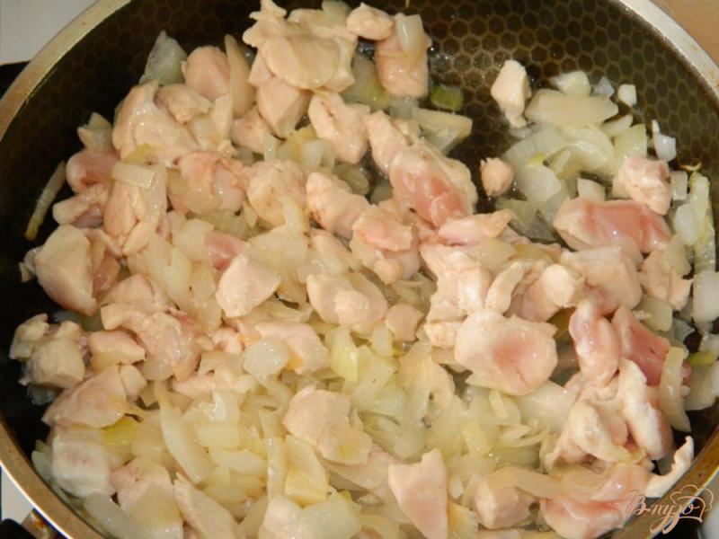 Фото приготовление рецепта: Гречка с подливой из курицы и грибов шаг №3