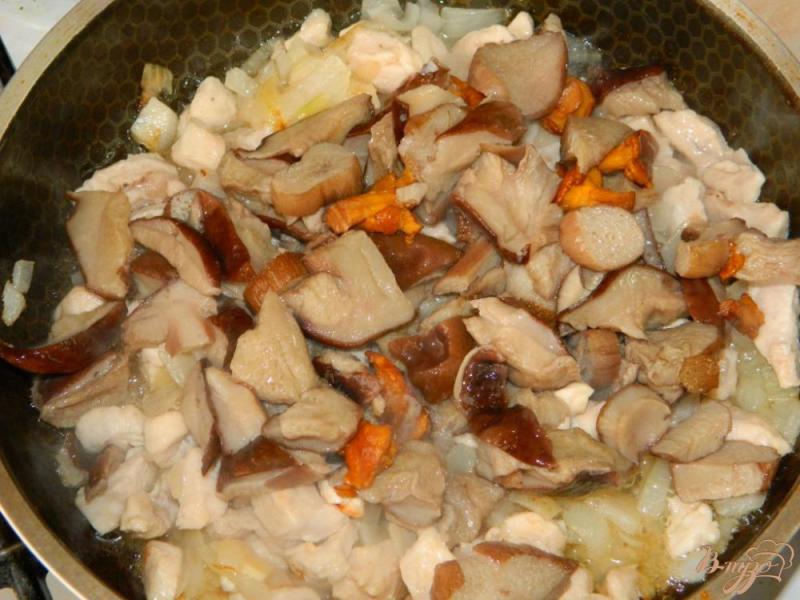 Фото приготовление рецепта: Гречка с подливой из курицы и грибов шаг №4