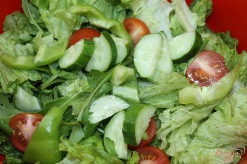 Фото приготовление рецепта: Салат с утиной грудкой и свежими овощами шаг №2