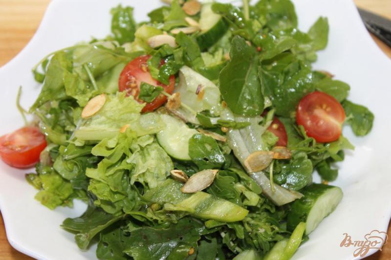 Фото приготовление рецепта: Салат с утиной грудкой и свежими овощами шаг №4