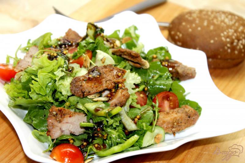 Фото приготовление рецепта: Салат с утиной грудкой и свежими овощами шаг №8