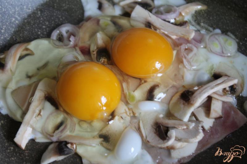 Фото приготовление рецепта: Яичница с грибами и ветчиной шаг №3
