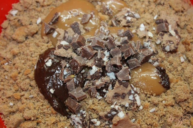 Фото приготовление рецепта: Колбаска из бисквитной крошки с шоколадом и кедровыми орехами шаг №2