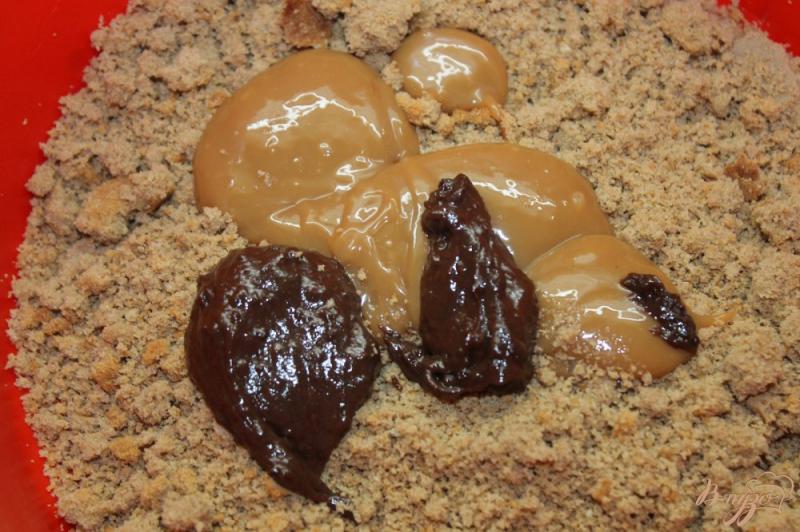 Фото приготовление рецепта: Колбаска из бисквитной крошки с шоколадом и кедровыми орехами шаг №1