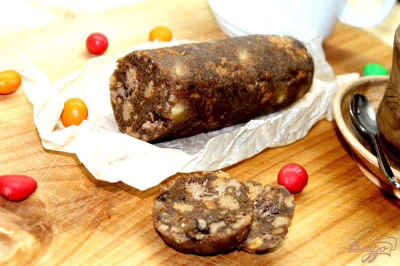 Фото приготовление рецепта: Колбаска из бисквитной крошки с шоколадом и кедровыми орехами шаг №5