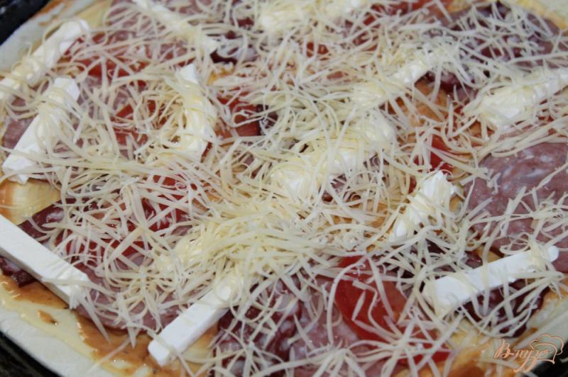 Фото приготовление рецепта: Пицца с копченой колбасой и плавленным сыром шаг №5