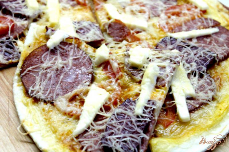 Фото приготовление рецепта: Пицца с копченой колбасой и плавленным сыром шаг №6