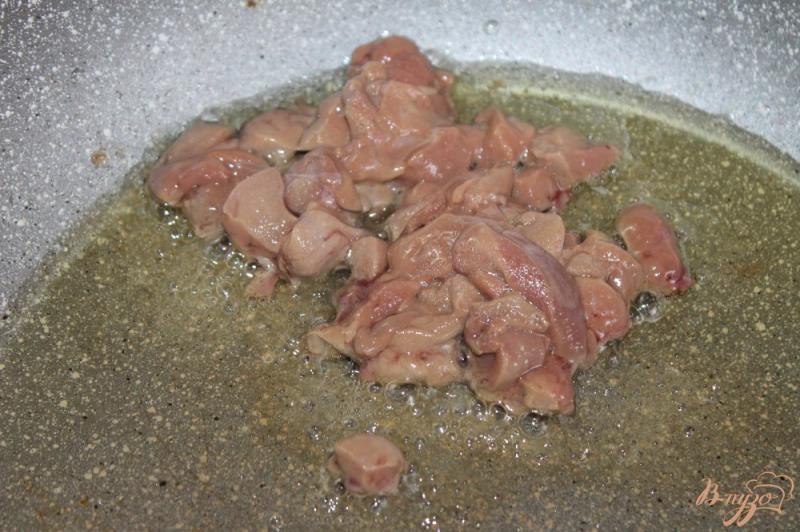 Фото приготовление рецепта: Теплый мясной салат с рукколой и черри шаг №2