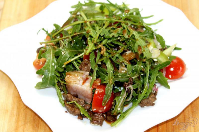 Фото приготовление рецепта: Теплый мясной салат с рукколой и черри шаг №8