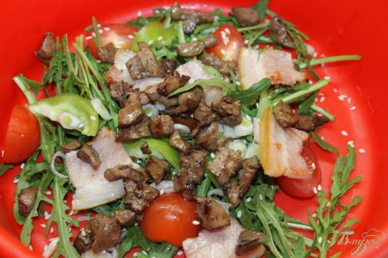 Фото приготовление рецепта: Теплый мясной салат с рукколой и черри шаг №6