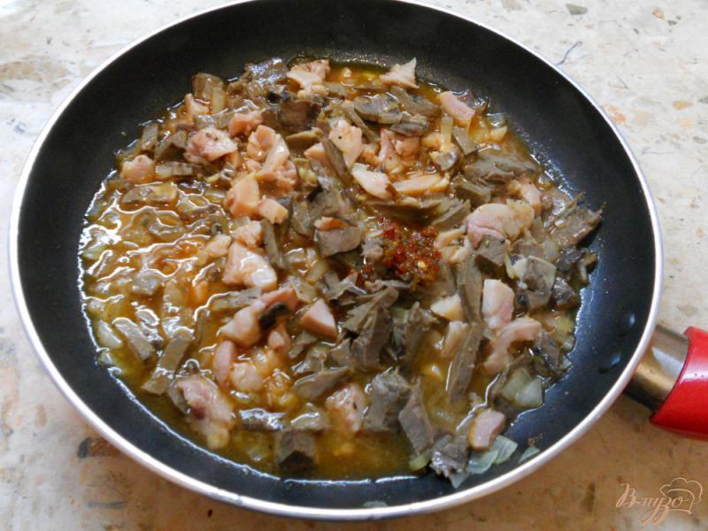 Фото приготовление рецепта: Макароны со свиным сердцем и копченой курицей шаг №5