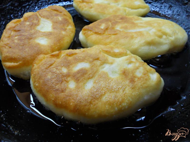 Фото приготовление рецепта: Пирожки с картофелем на кефирно-дрожжевом тесте шаг №6