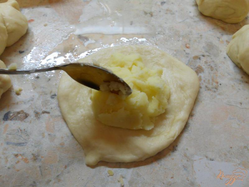 Фото приготовление рецепта: Пирожки с картофелем на кефирно-дрожжевом тесте шаг №5