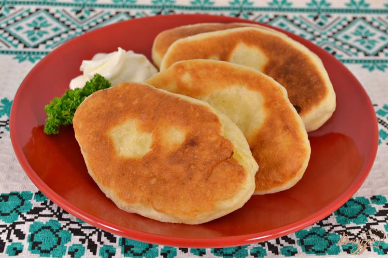 Фото приготовление рецепта: Пирожки с картофелем на кефирно-дрожжевом тесте шаг №7