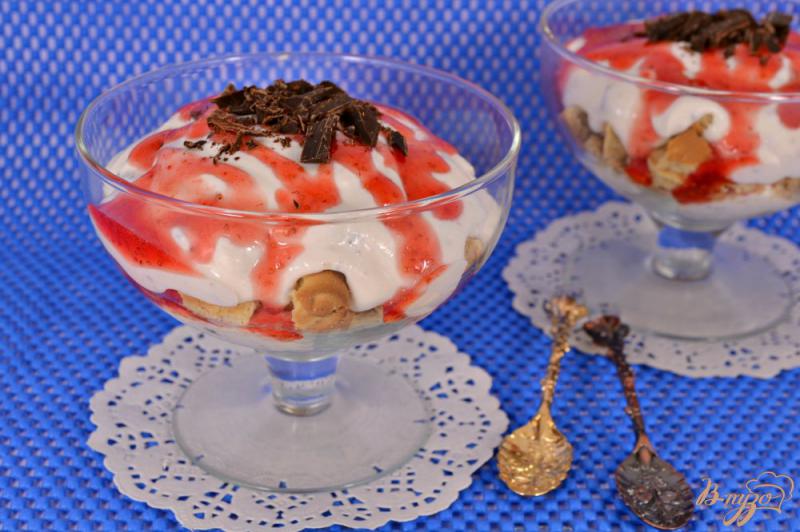 Фото приготовление рецепта: Творожный десерт с печеньем, клубничным джемом и шоколадом шаг №7