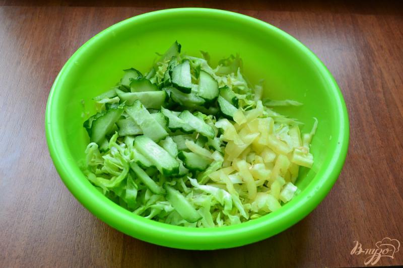 Фото приготовление рецепта: Весенний овощной салат с щавелем и сметаной шаг №1