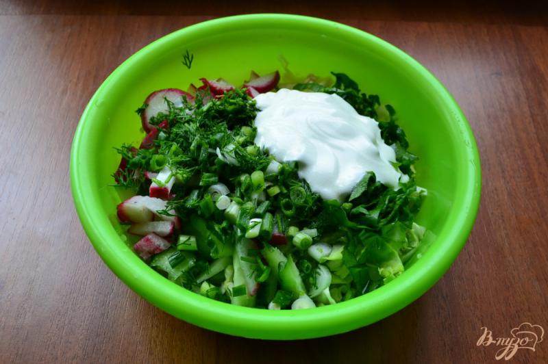 Фото приготовление рецепта: Весенний овощной салат с щавелем и сметаной шаг №3