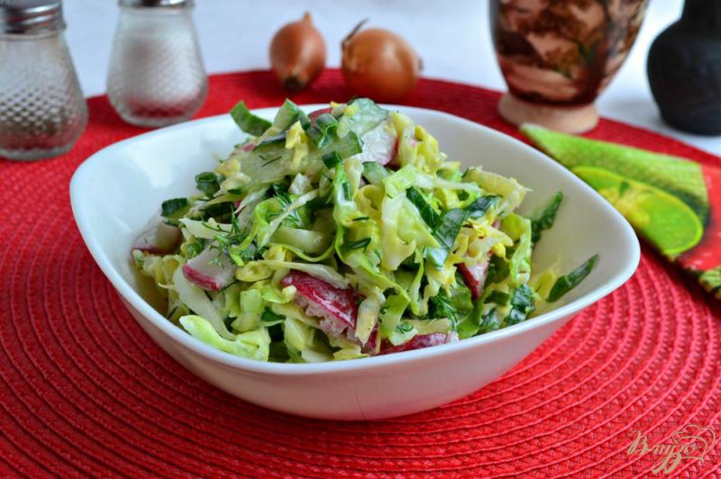 Фото приготовление рецепта: Весенний овощной салат с щавелем и сметаной шаг №4
