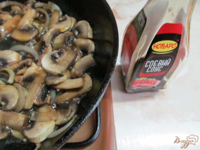 Фото приготовление рецепта: Запеченный картофель с грибами и помидором шаг №2