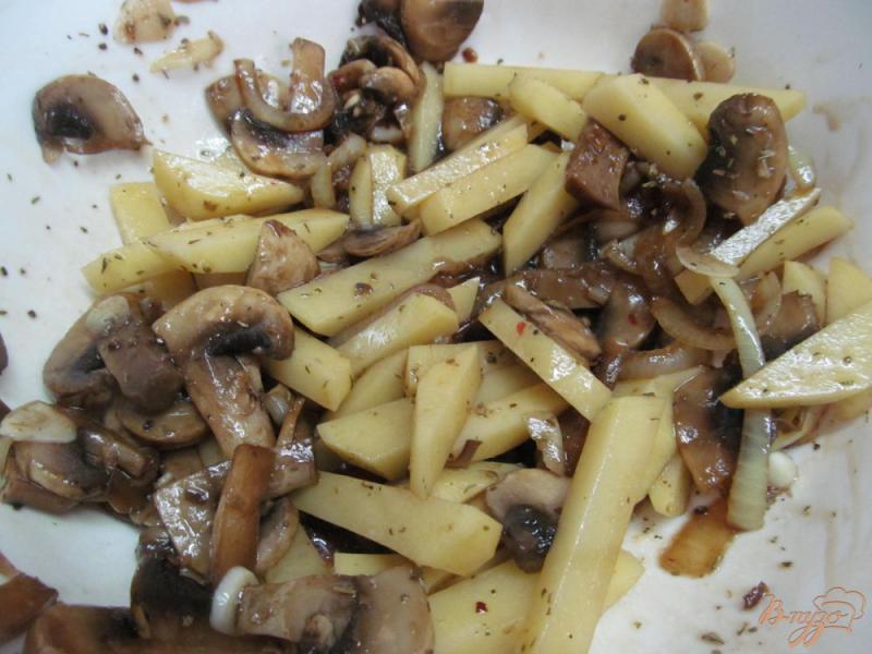 Фото приготовление рецепта: Запеченный картофель с грибами и помидором шаг №4