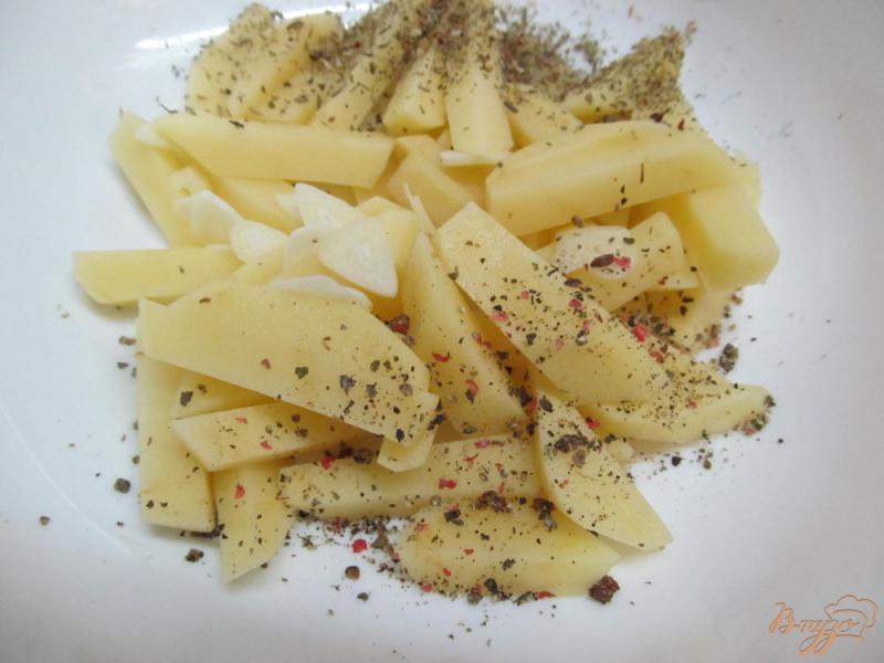 Фото приготовление рецепта: Запеченный картофель с грибами и помидором шаг №3