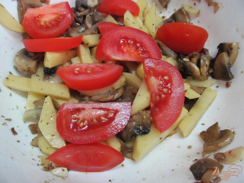 Фото приготовление рецепта: Запеченный картофель с грибами и помидором шаг №5