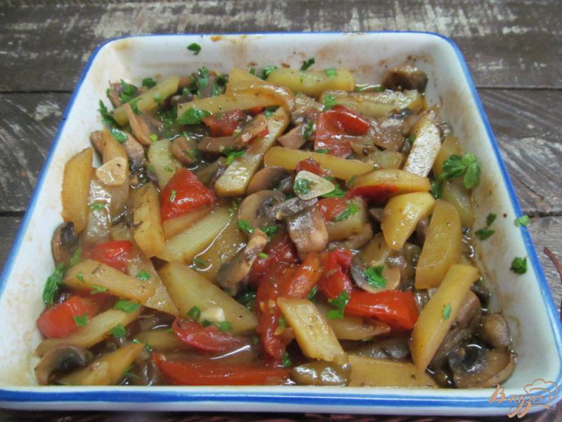 Фото приготовление рецепта: Запеченный картофель с грибами и помидором шаг №7