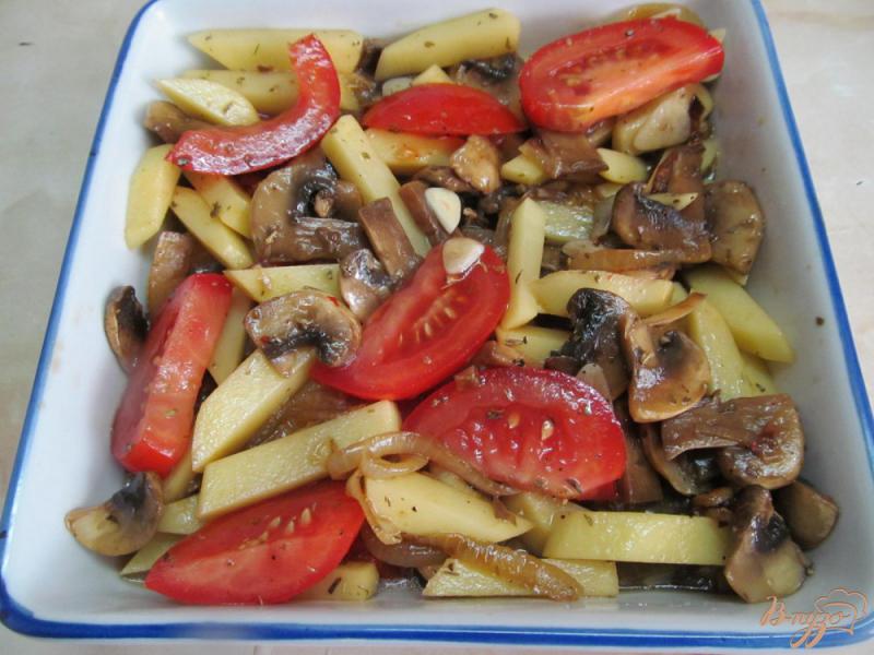 Фото приготовление рецепта: Запеченный картофель с грибами и помидором шаг №6