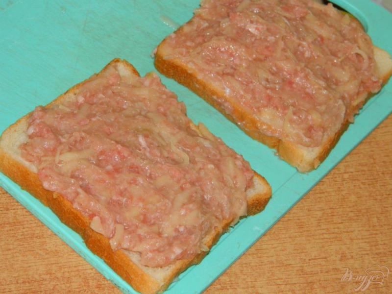 Фото приготовление рецепта: Горячие бутерброды с фаршем шаг №3