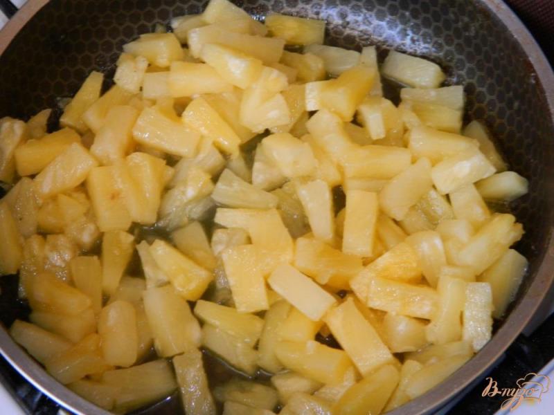 Фото приготовление рецепта: Рисовая каша с карамельными ананасами шаг №4