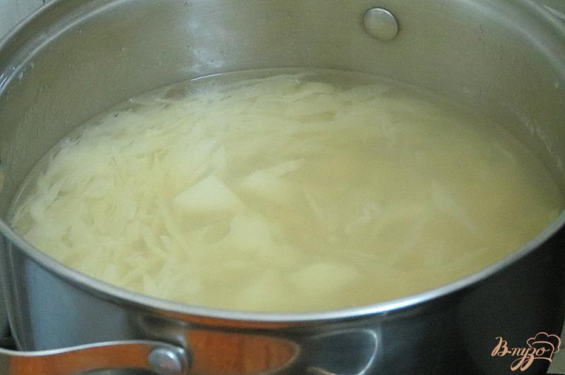 Фото приготовление рецепта: Блиц борщ с бычками в томатном соусе. шаг №4