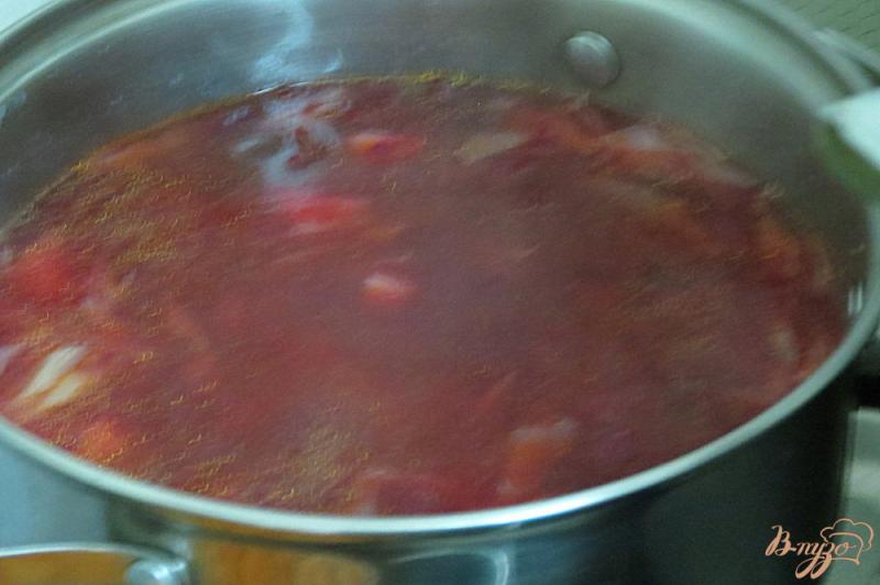 Фото приготовление рецепта: Блиц борщ с бычками в томатном соусе. шаг №5