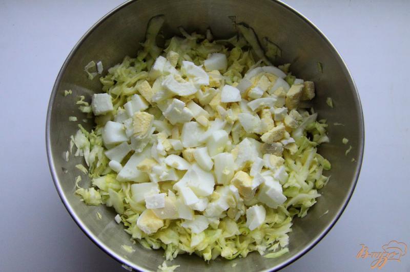Фото приготовление рецепта: Салат с молодой капустой и яйцами шаг №3