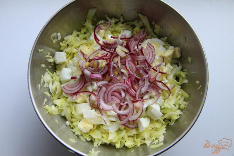 Фото приготовление рецепта: Салат с молодой капустой и яйцами шаг №4