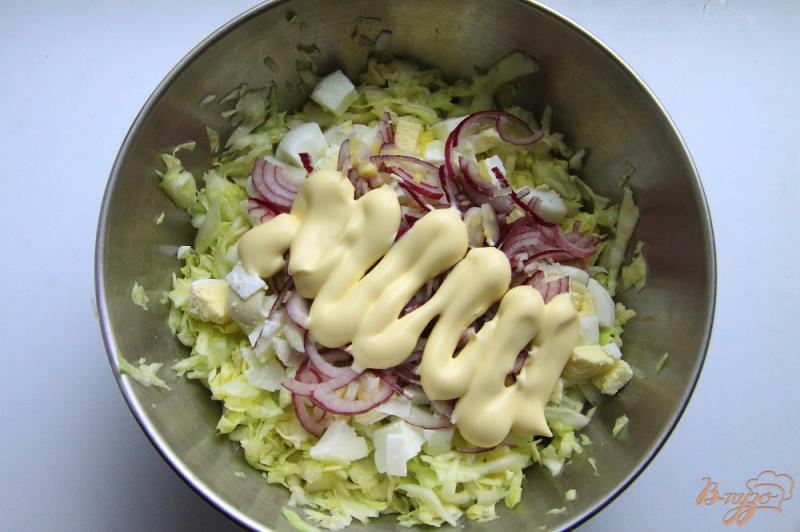 Фото приготовление рецепта: Салат с молодой капустой и яйцами шаг №5