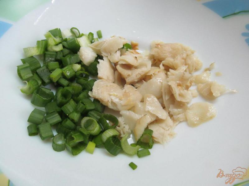 Фото приготовление рецепта: Салат с рисом овощами и рыбой шаг №1
