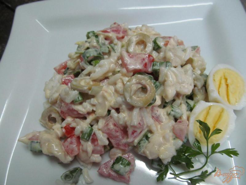 Фото приготовление рецепта: Салат с рисом овощами и рыбой шаг №5