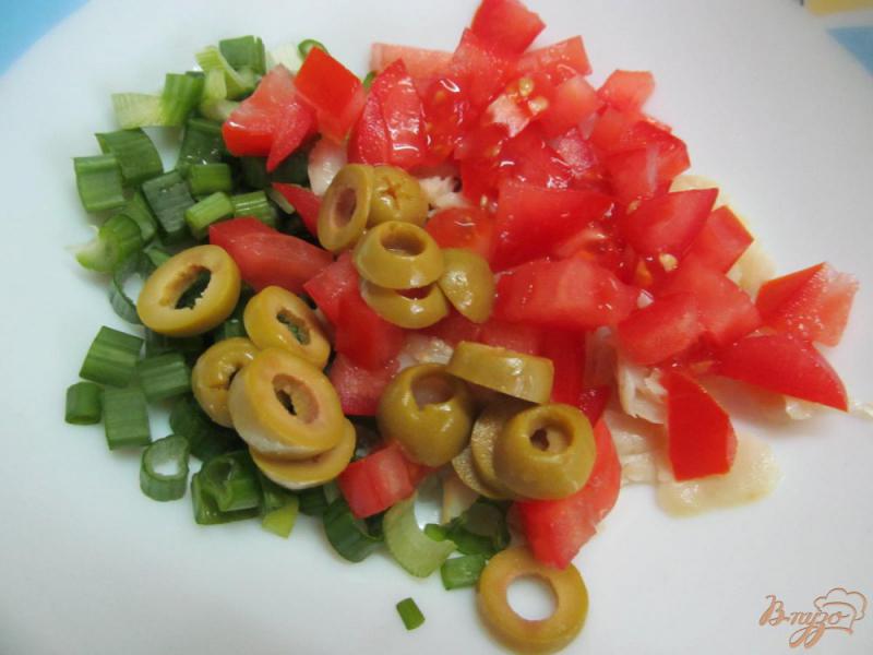 Фото приготовление рецепта: Салат с рисом овощами и рыбой шаг №2
