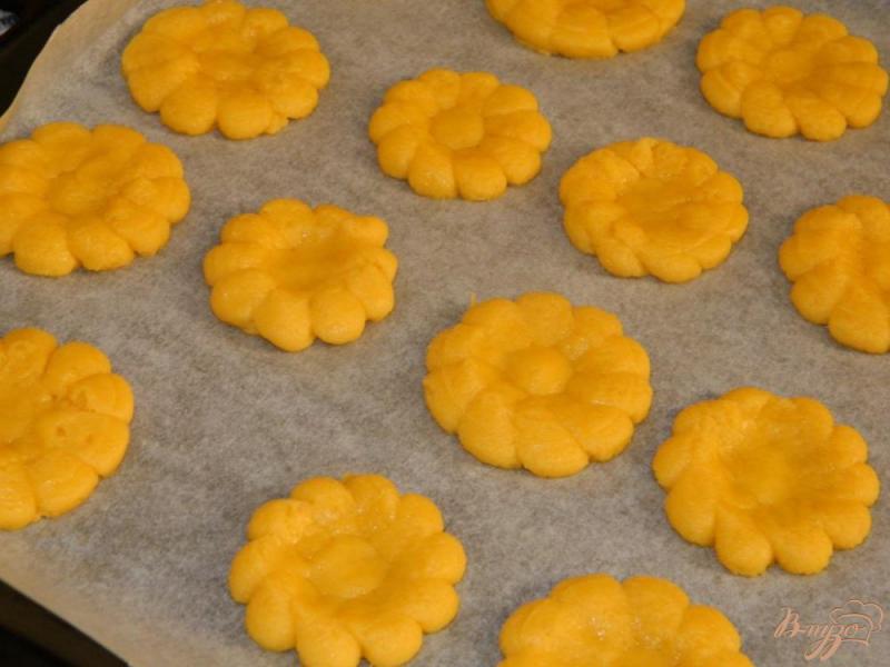 Фото приготовление рецепта: Песочное печенье с апельсиновым джемом шаг №3