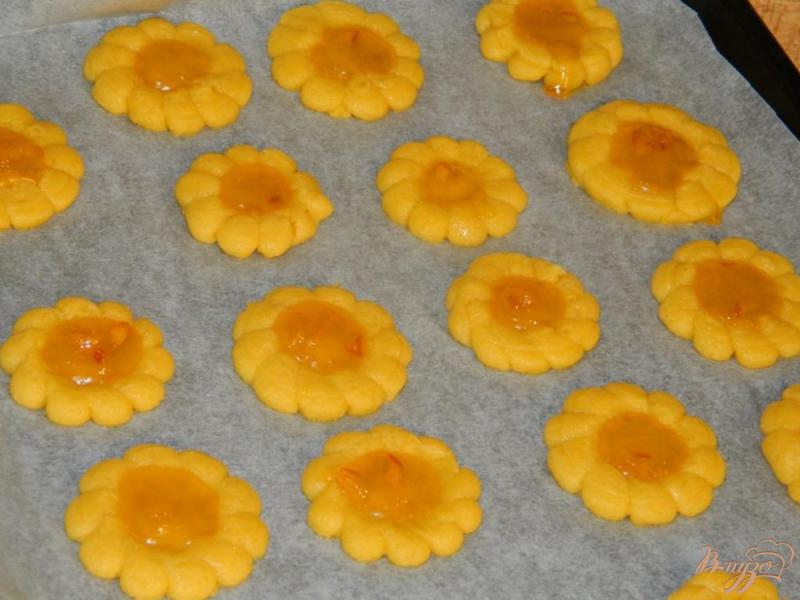 Фото приготовление рецепта: Песочное печенье с апельсиновым джемом шаг №4