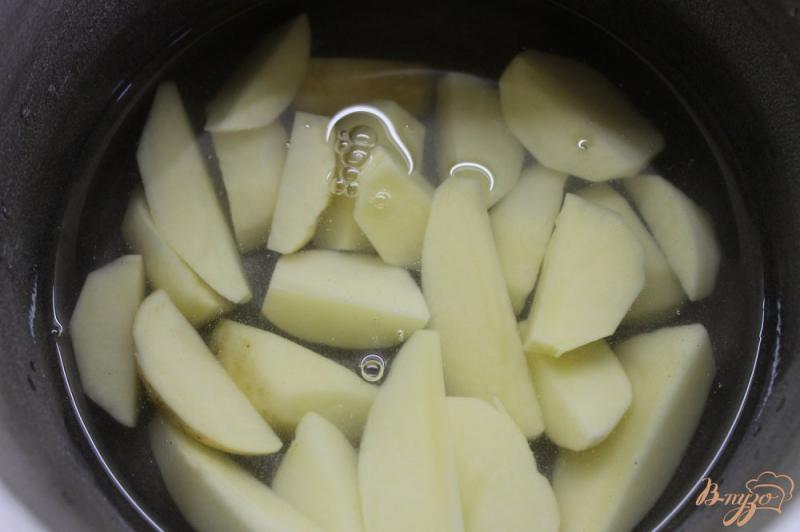 Фото приготовление рецепта: Отварной молодой картофель с сердечками и беконом шаг №2