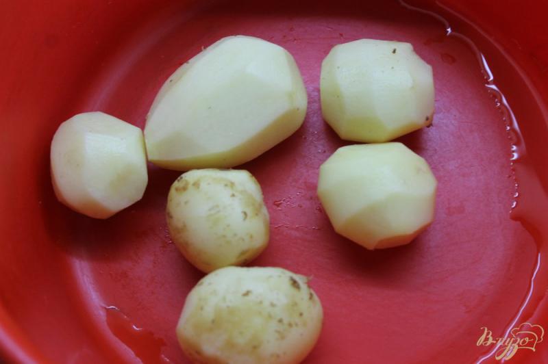 Фото приготовление рецепта: Отварной молодой картофель с сердечками и беконом шаг №1