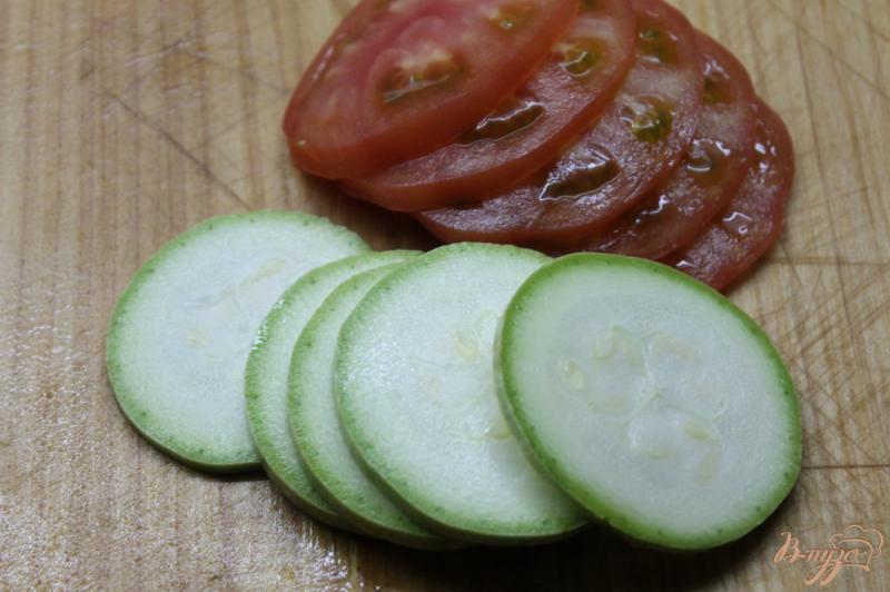 Фото приготовление рецепта: Салат из помидоров и кабачков гриль под мятным соусом шаг №1