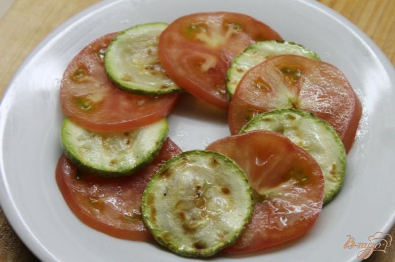 Фото приготовление рецепта: Салат из помидоров и кабачков гриль под мятным соусом шаг №3