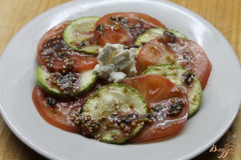 Фото приготовление рецепта: Салат из помидоров и кабачков гриль под мятным соусом шаг №6