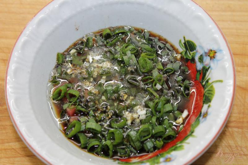 Фото приготовление рецепта: Весенний салат с кабачками гриль под томатной заправкой шаг №4