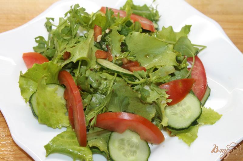 Фото приготовление рецепта: Весенний салат с кабачками гриль под томатной заправкой шаг №6