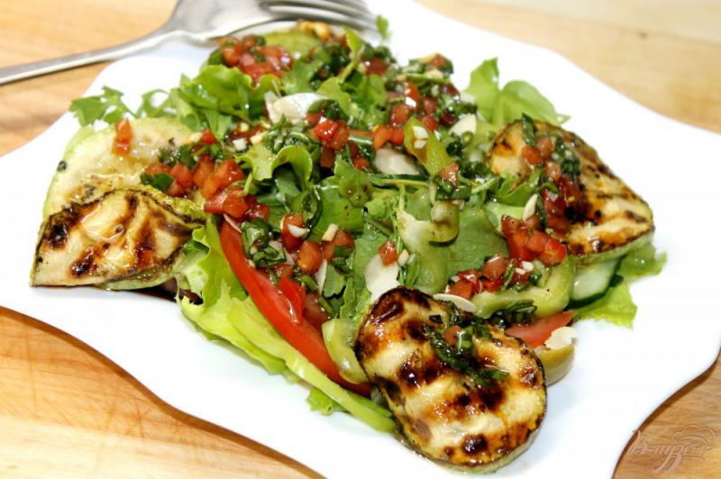 Фото приготовление рецепта: Весенний салат с кабачками гриль под томатной заправкой шаг №7