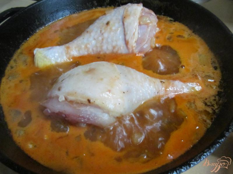 Фото приготовление рецепта: Куриные ножки в томатной соусе с грибами шаг №3