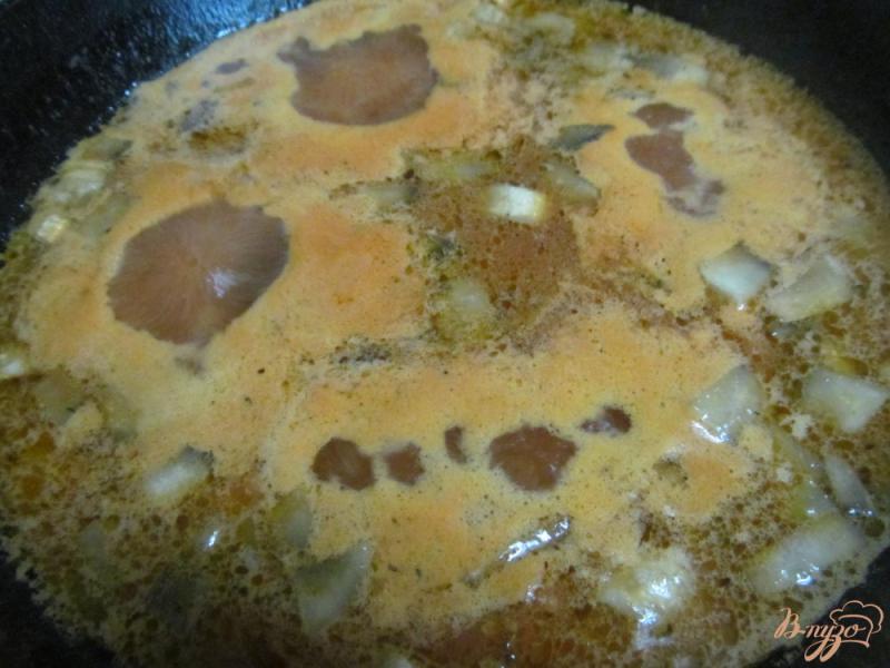 Фото приготовление рецепта: Куриные ножки в томатной соусе с грибами шаг №2